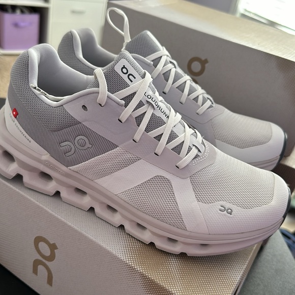 On Cloudrunner - Picture 4 of 5